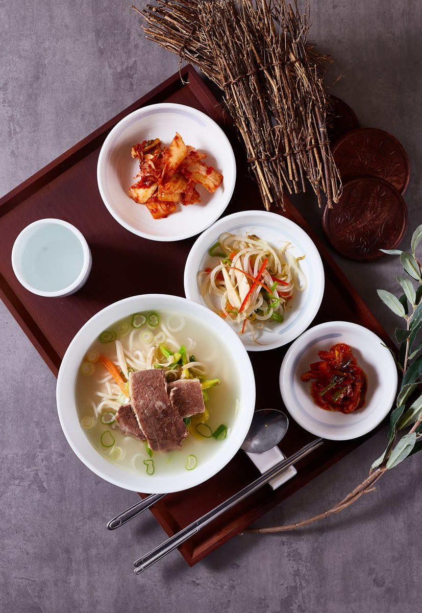 곰국시와 고기 고명, 반찬이 놓인 기존 매장 상차림